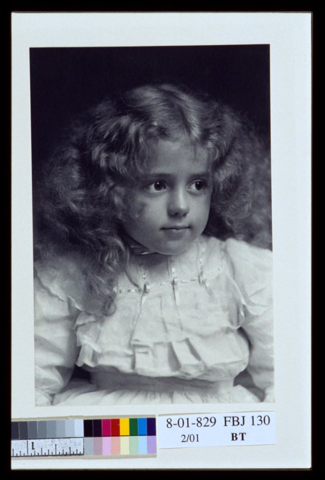 Little girl with fair, wavy hair LCCN2004676281