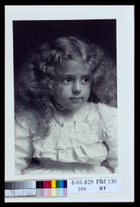 Little girl with fair, wavy hair LCCN2004676281