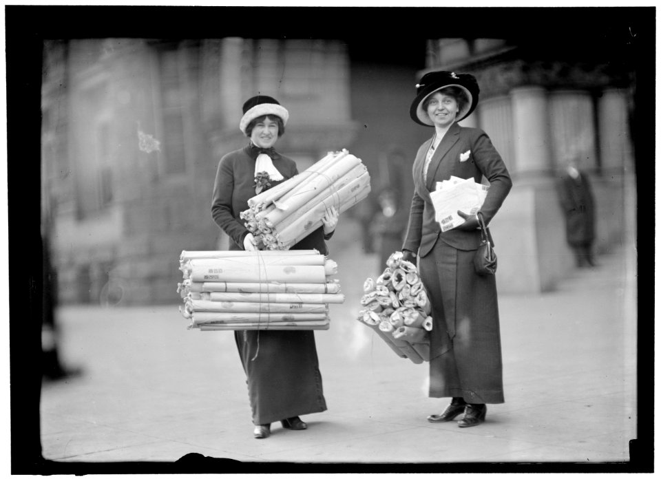 LITTLETON, MRS. MARTIN WILEY, LEFT, WITH MONTICELLO PETITIONS LCCN2016864123