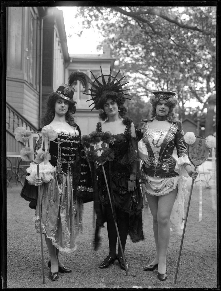 Lisa Hellström, Emma Nyberg and Hilma Ericsson in the revue Bluff at Kristallsalongen 1905 - SMV - K001
