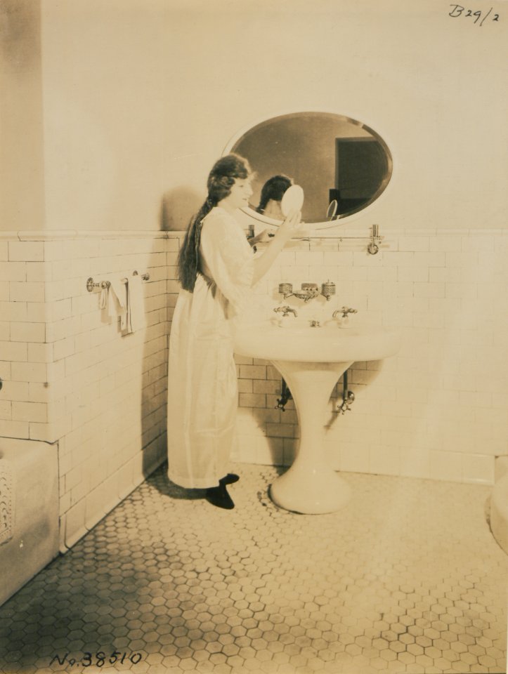 Living model in plumbing fixtures Photo C (HS85-10-38510)