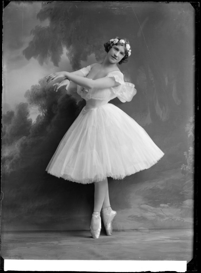 Lisa Steier in Sylfiderna at Kungliga Operan 1913 - SMV - NS060