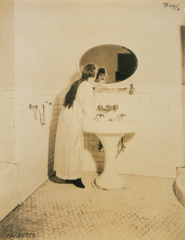 Living model in plumbing fixtures Photo E (HS85-10-38512)