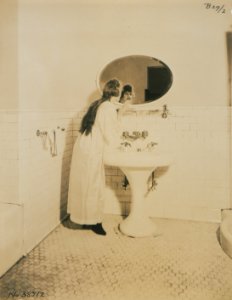 Living model in plumbing fixtures Photo E (HS85-10-38512)
