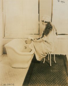 Living model in plumbing fixtures Photo I (HS85-10-38516)