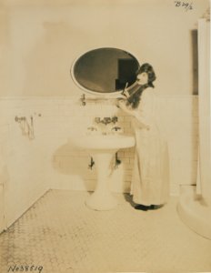 Living model in plumbing fixtures Photo L (HS85-10-38519)