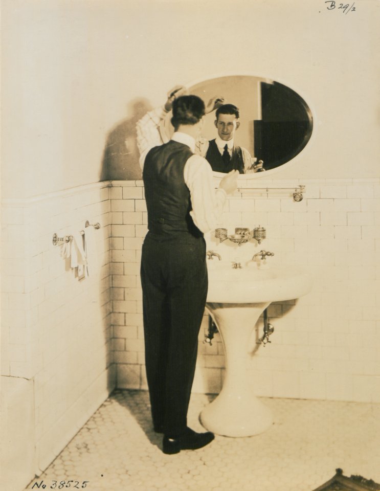 Living model in plumbing fixtures Photo R (HS85-10-38525)