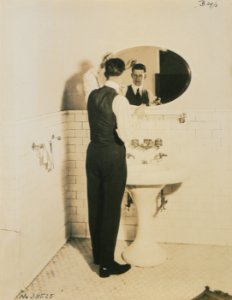 Living model in plumbing fixtures Photo R (HS85-10-38525)