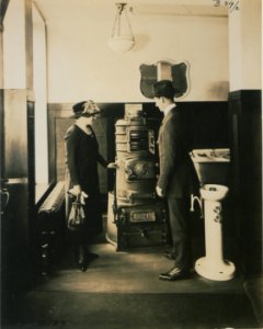 Living model in plumbing fixtures Photo T (HS85-10-38527)