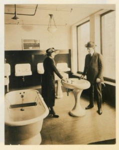 Living model in plumbing fixtures Photo V (HS85-10-38529) original