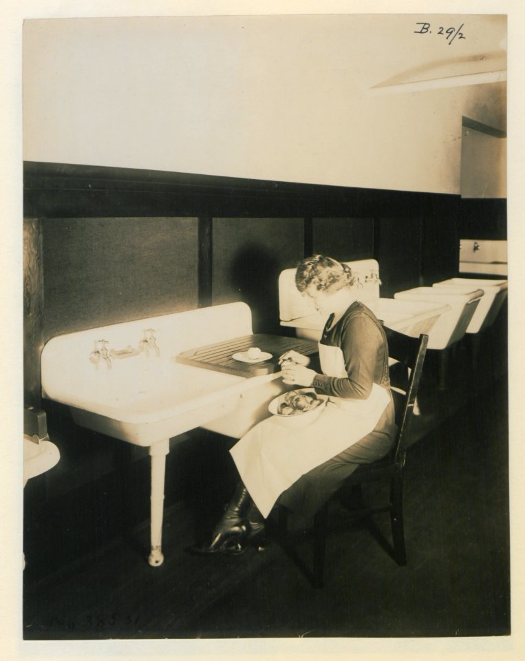 Living model in plumbing fixtures Photo X (HS85-10-38531) original
