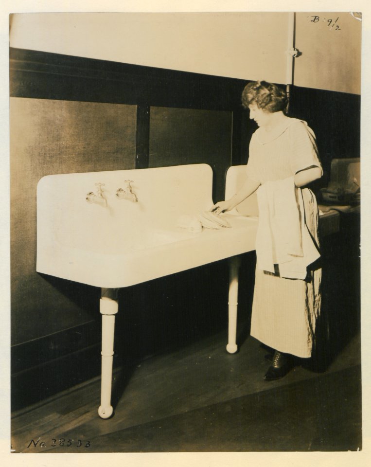 Living model in plumbing fixtures Photo Z (HS85-10-38533) original