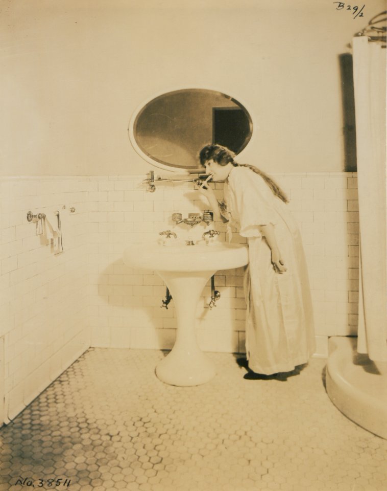 Living model in plumbing fixtures Photo D (HS85-10-38511)