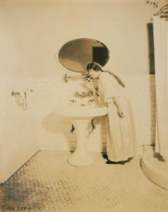 Living model in plumbing fixtures Photo D (HS85-10-38511)
