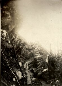 Linker Flügel von 2-37 nördlich Dolje bei Tolmein nach einem abgeschlagenen Sturmangroff. Aufgenommen um 1 Uhr nachmittags. (BildID 15466027)