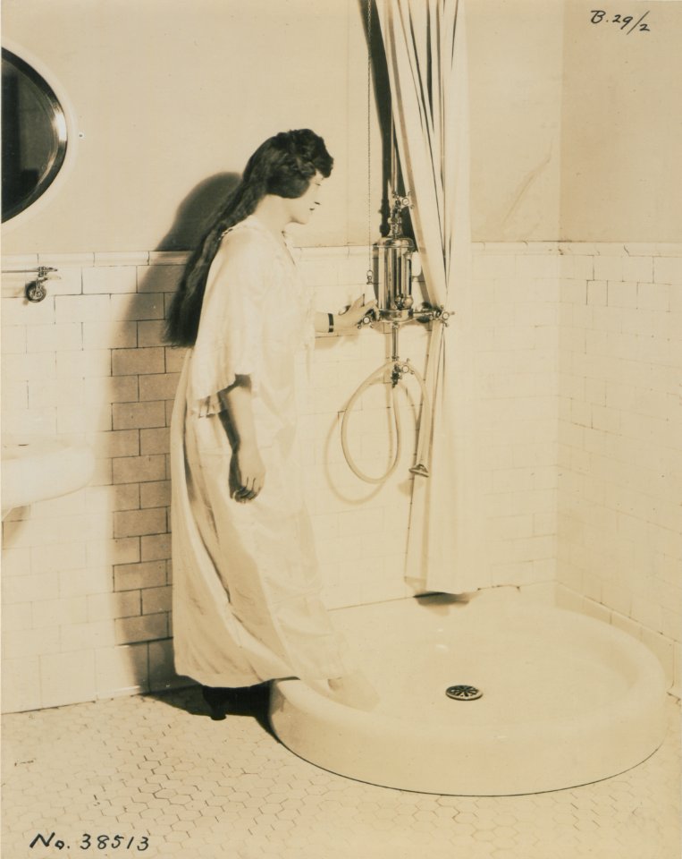 Living model in plumbing fixtures Photo F (HS85-10-38513)