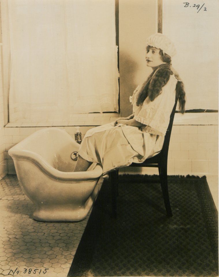Living model in plumbing fixtures Photo H (HS85-10-38515)