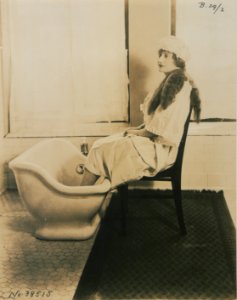 Living model in plumbing fixtures Photo H (HS85-10-38515)
