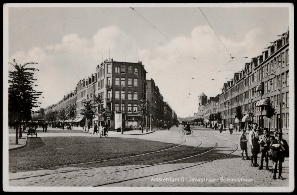 Links de Javastraat, rechts de Borneostraat, gezien vanaf het Javaplein . Uitgave Vigevano, Amsterdam, Afb PRKBB00349000002