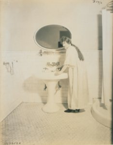 Living model in plumbing fixtures Photo M (HS85-10-38520)