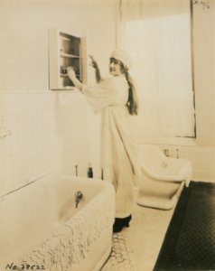 Living model in plumbing fixtures Photo O (HS85-10-38522)