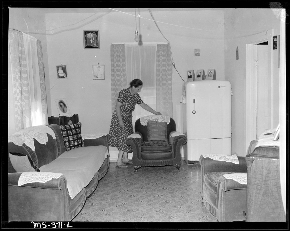 Living room of Ricardo Tresso, miner, who lives in company housing project. Calumet Fuel Company, Delcarbon ^2 Mine... - NARA - 540376