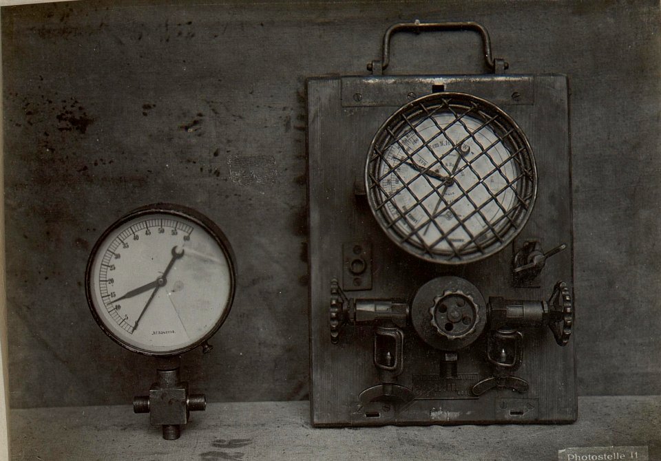 Links, für 12cm M.16-a. H.M.W.komplt.Res.-Manometer. Rechts, für 2.Flaschen - Anschluss komplt.Luftfüller. (BildID 15647890)