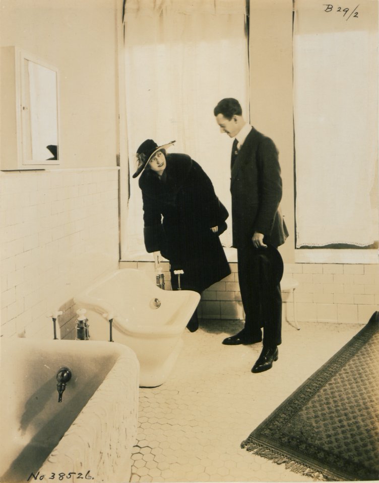 Living model in plumbing fixtures Photo S (HS85-10-38526)