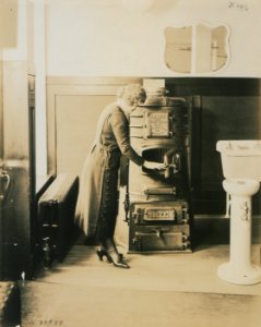 Living model in plumbing fixtures Photo U (HS85-10-38528)