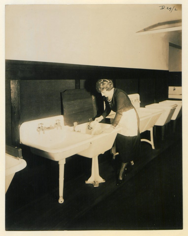 Living model in plumbing fixtures Photo W (HS85-10-38530) original
