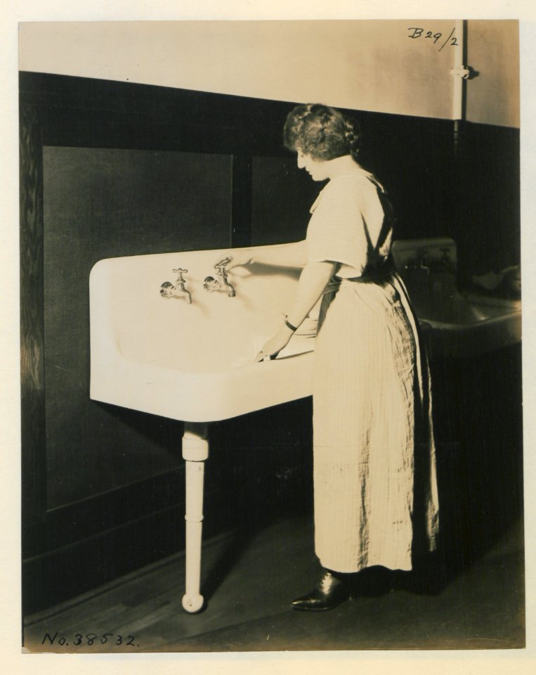 Living model in plumbing fixtures Photo Y (HS85-10-38532) original