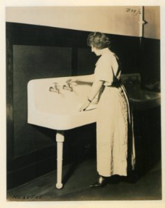 Living model in plumbing fixtures Photo Y (HS85-10-38532) original