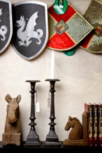 Livrustkammarens entré, butik, vapensköldar, ljusstakar - Livrustkammaren - 89901