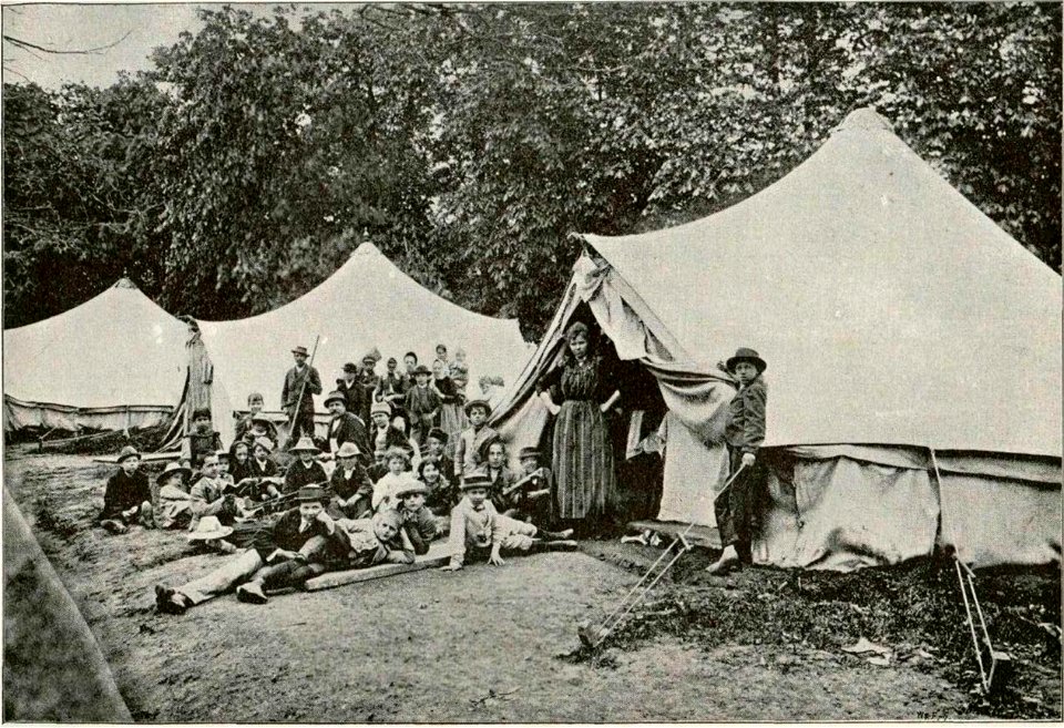 Ljubljana po potresu - pred šotorom 1895