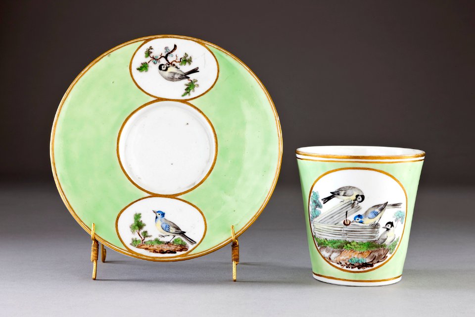 Ljusgrön kopp och fat från 1790-talet gjort i porslin och dekorerat med fåglar - Hallwylska museet - 93857