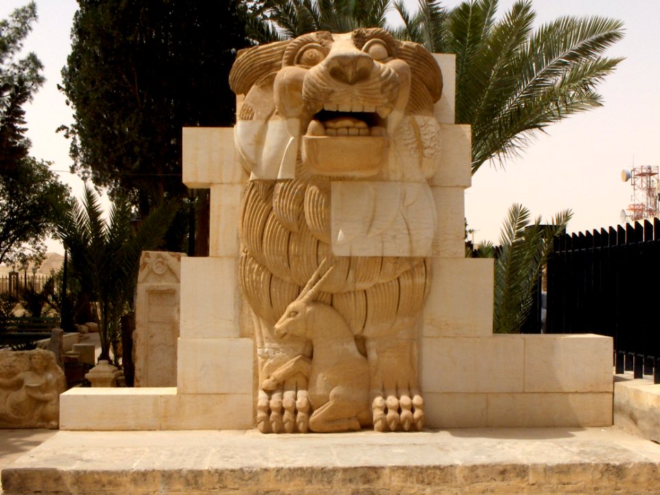 Lion in the garden of Palmyra Archeological Museum, 2010-04-21