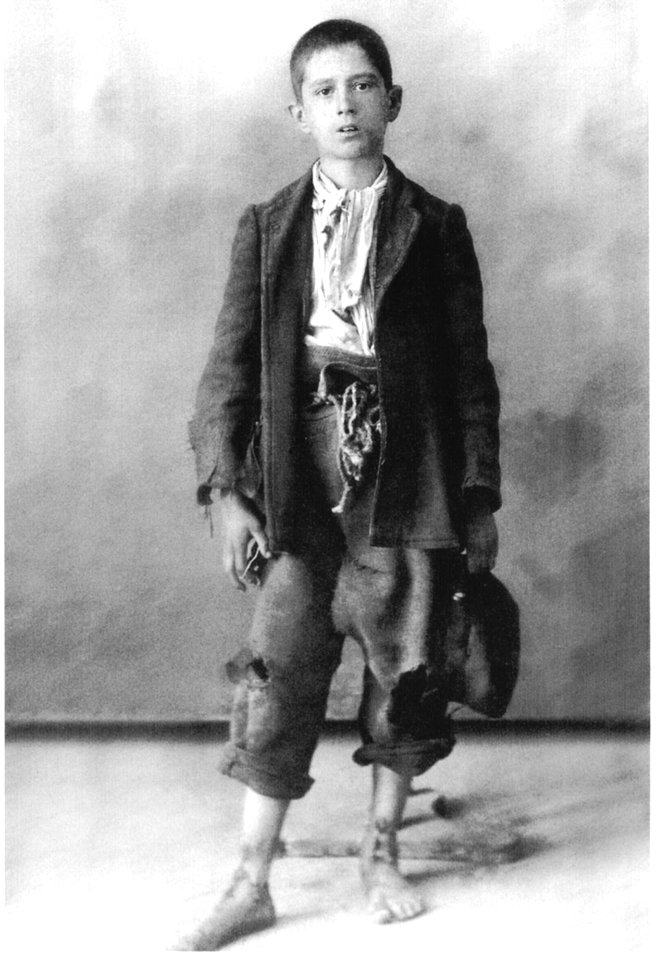 Little neapolitan boy from kindergarten ship Caracciolo - Plain clothes