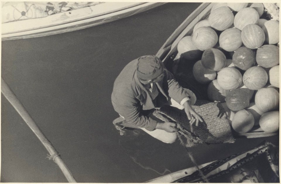 Lionel Wendt - Selling melons on water