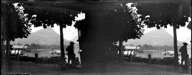 Llac dels Quatre Cantons prop de Lucerna, amb un home i uns arbres en primer terme