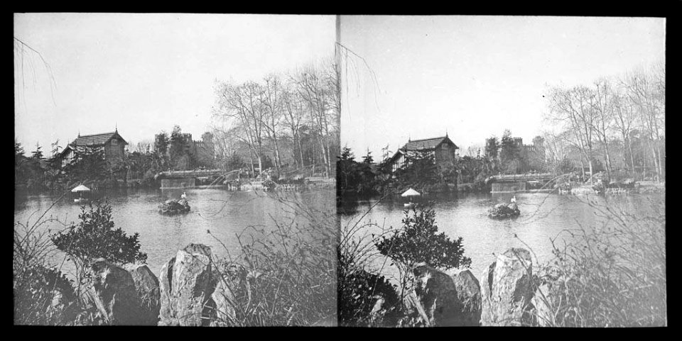 Llac i alguns edificis del Parc de la Ciutadella