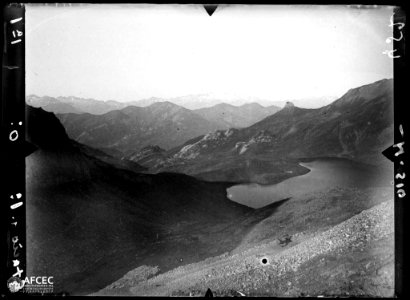 Llac entre muntanyes a la vall d'Aran