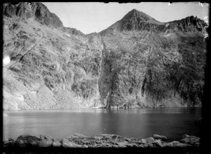 Llac voltat de muntanyes