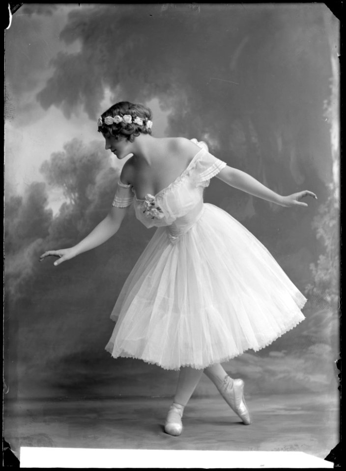 Lisa Steier in Sylfiderna at Kungliga Operan 1913 - SMV - NS058