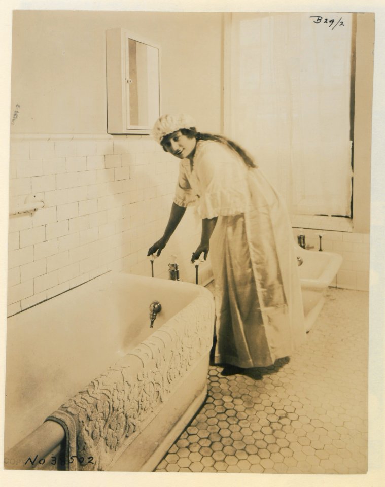 Living model in plumbing fixtures Photo A (HS85-10-38502) original