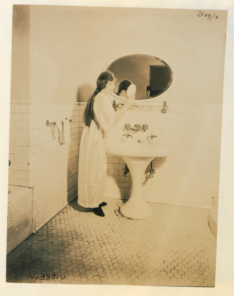 Living model in plumbing fixtures Photo C (HS85-10-38510) original