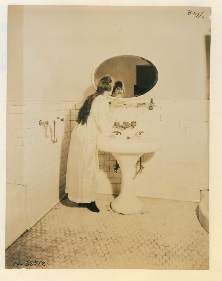 Living model in plumbing fixtures Photo E (HS85-10-38512) original