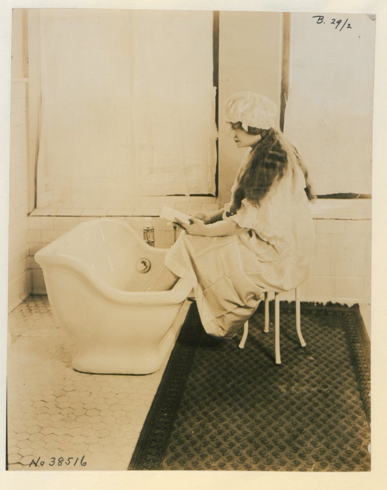 Living model in plumbing fixtures Photo I (HS85-10-38516) original