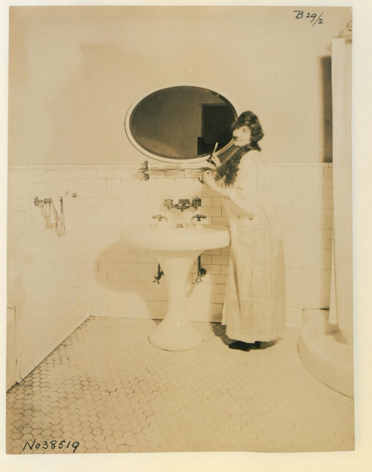 Living model in plumbing fixtures Photo L (HS85-10-38519) original