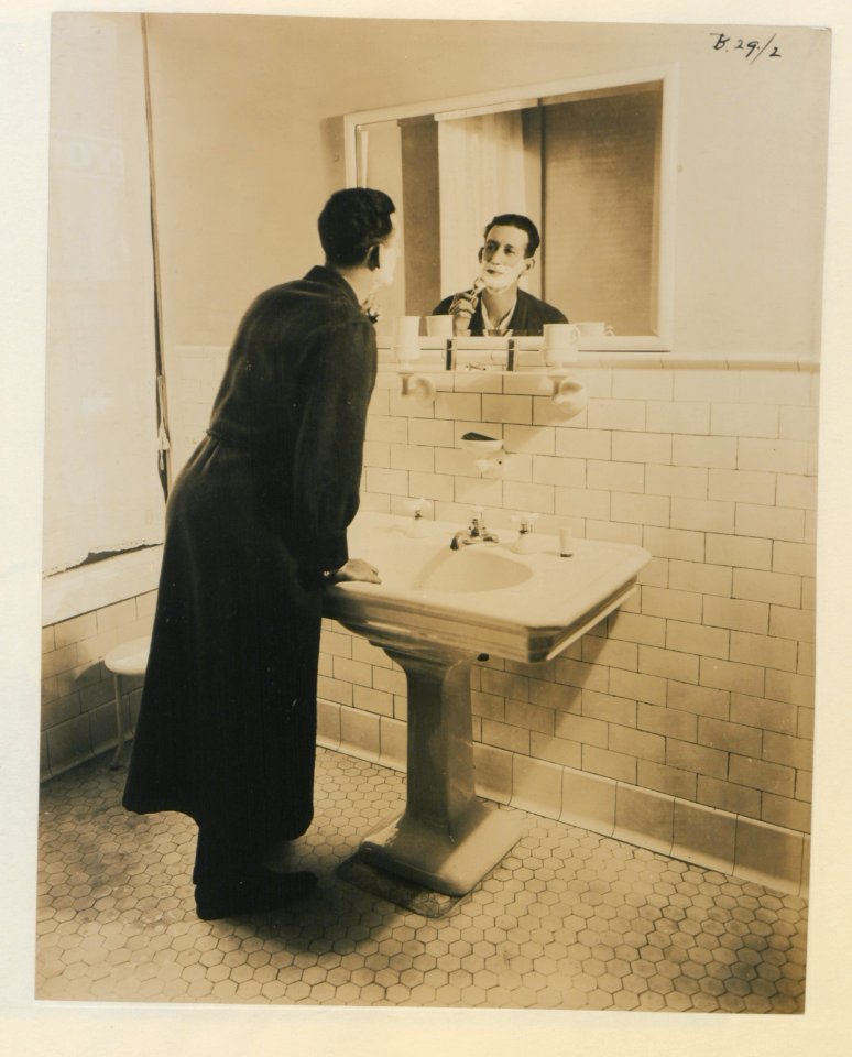Living model in plumbing fixtures Photo P (HS85-10-38523) original