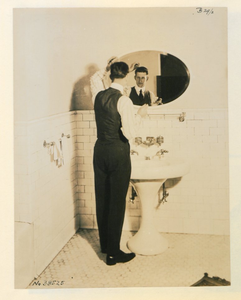 Living model in plumbing fixtures Photo R (HS85-10-38525) original